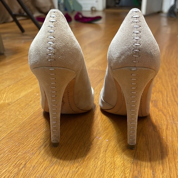 Alice & Olivia Cream Kid Suede Pumps sz 37 - Picture 3 of 9